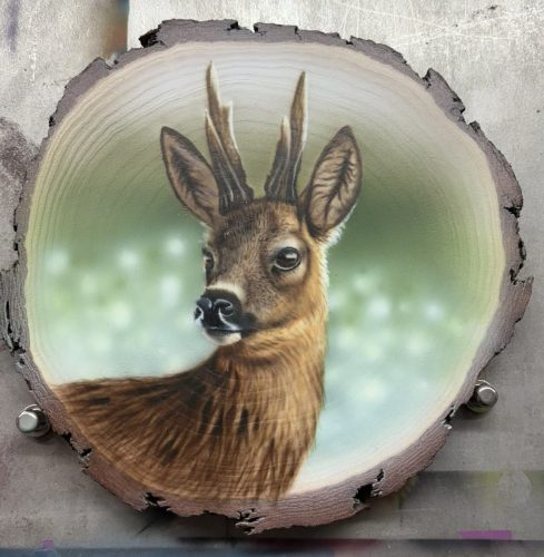 Hirsch auf Holzscheibe